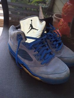 Size 9.5 men's retro 5 blue jordans
