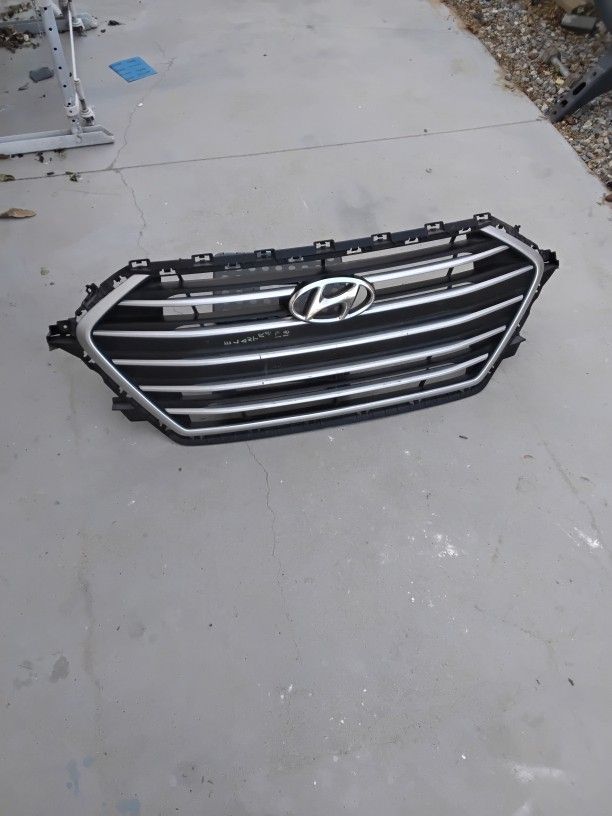 Hyundai Elantra 2017-018 Grill Used