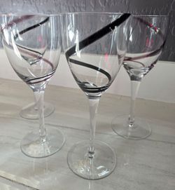 Set of 4 Modern Wine Glasses 🍷