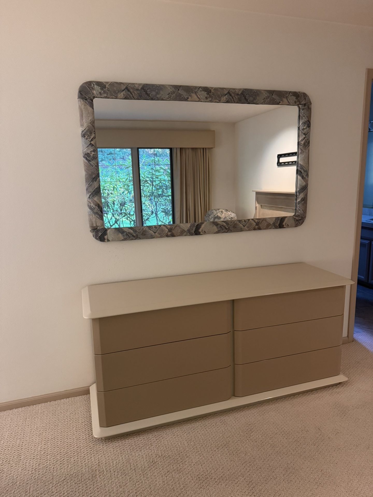 Queen Bedroom Set … The Trend Is Back!