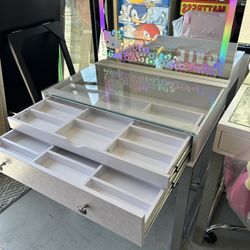 Hello Kitty Vanity And Mirror Set 