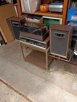 Electrophonic am/ FM stereo and 8- track with phonograph and speakers