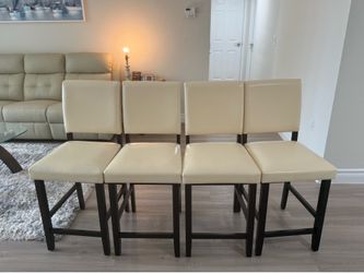 $140 ROOMS TO GO SET OF 4 PADDED COUNTER STOOLS - $400 RETAIL [MINT]