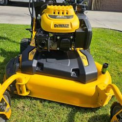 DEWALT
28 in. 224cc E-GOV
Engine 3-in-1 Gas RWD
Self- Propelled Lawn
Mower with High Rear
Wheels