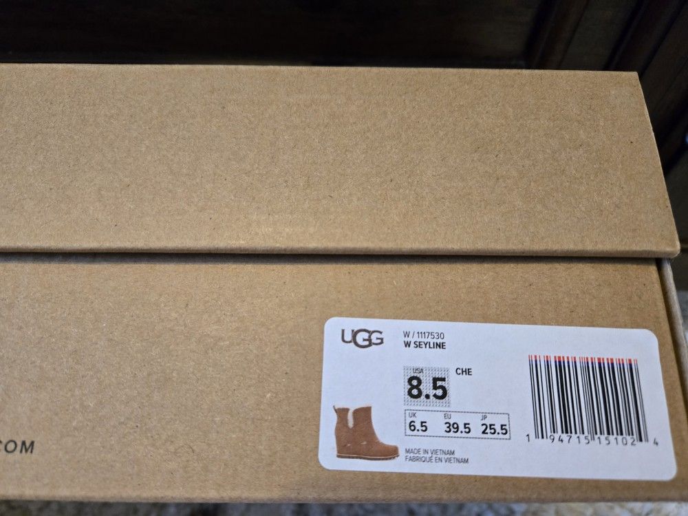 Ladies Size 8.5 UGGS