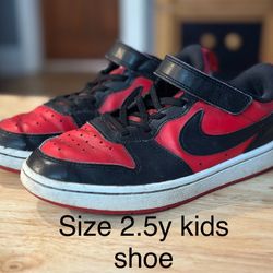 Size 2.5y Kids Shoe Nike