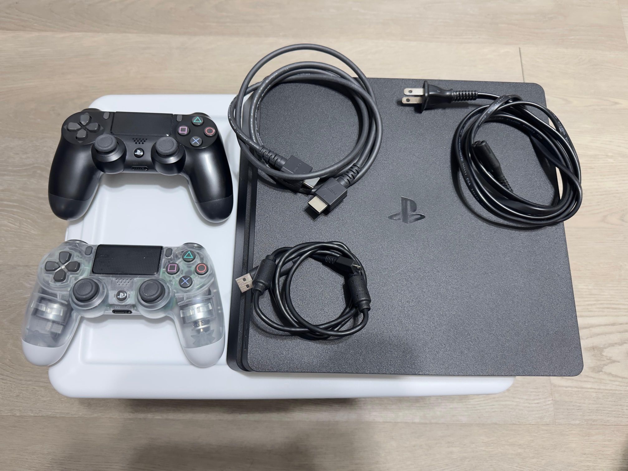PlayStation 4 + 2 control + 4 Games