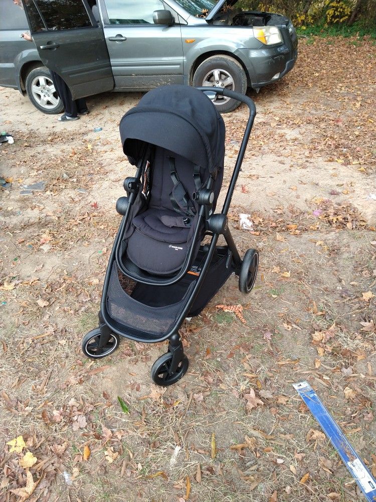 Zelia Maxi-Cosi Black Infant Stroller Missing The Lap Bar. In Great Condition