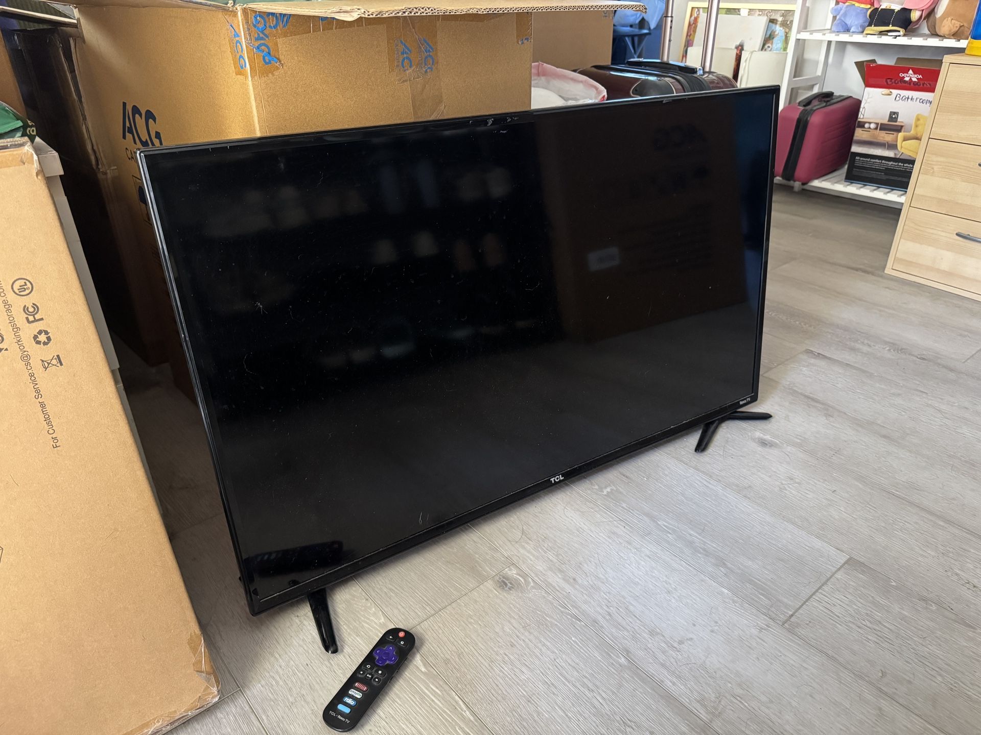 Old 40’ Roku TV (READ DESCRIPTION)