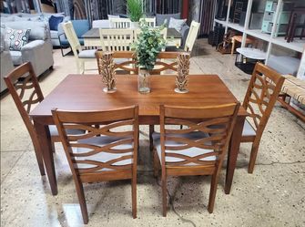 7 pc dining set with 6 chairs with fabric (New)
