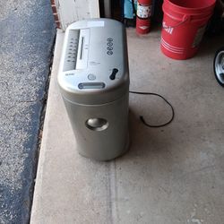 Royal Paper Shredder 