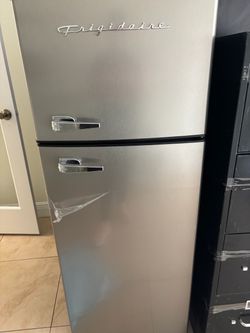Frigidaire Top-Freezer Refrigerator Stainless Steel