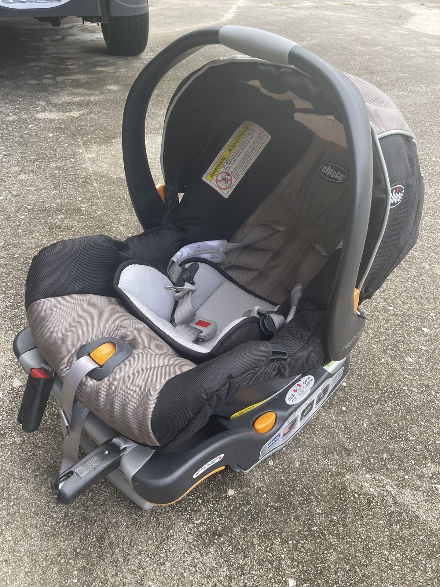 Chicco KeyFit Car Seat + Frame Like New 
