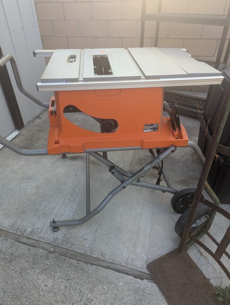 Never Used Ridgid Table Saw With The Fancy Portable Table 