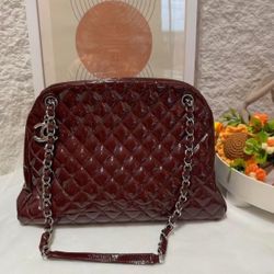 Chanel red patent leather shoulder bag
