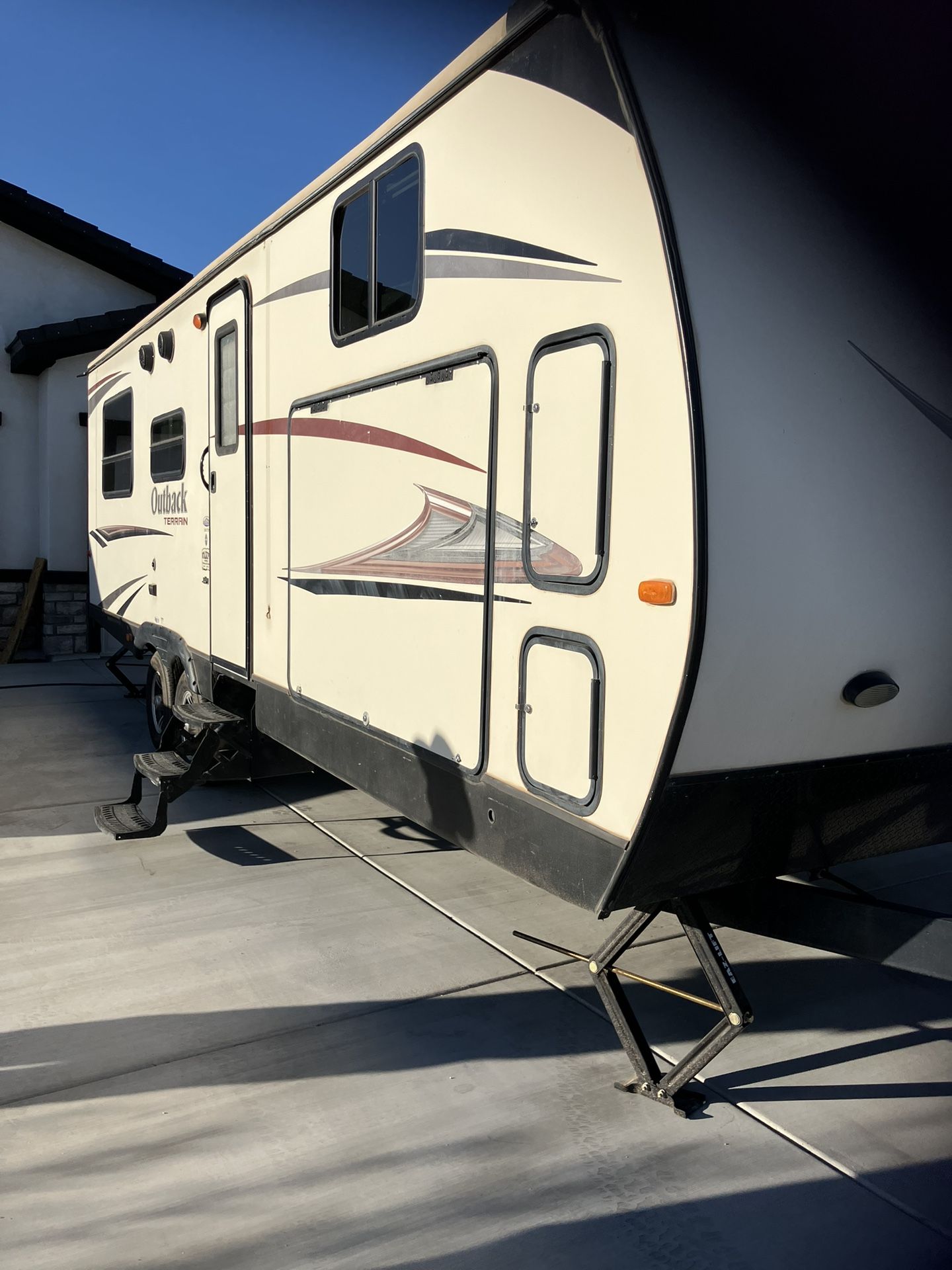 2015 29FT outback double slide out very nice condition