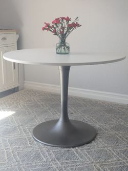 Modern pedestal table