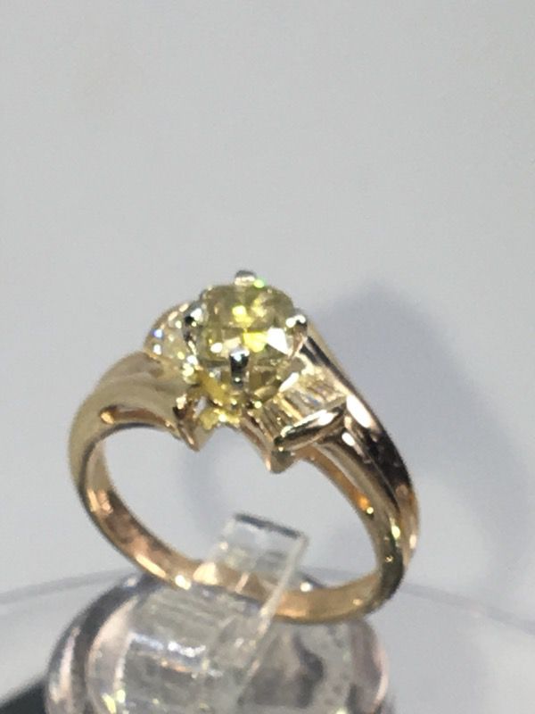 2 carat fancy diamond Gold ring 1.04 the cent diamond clean and pretty