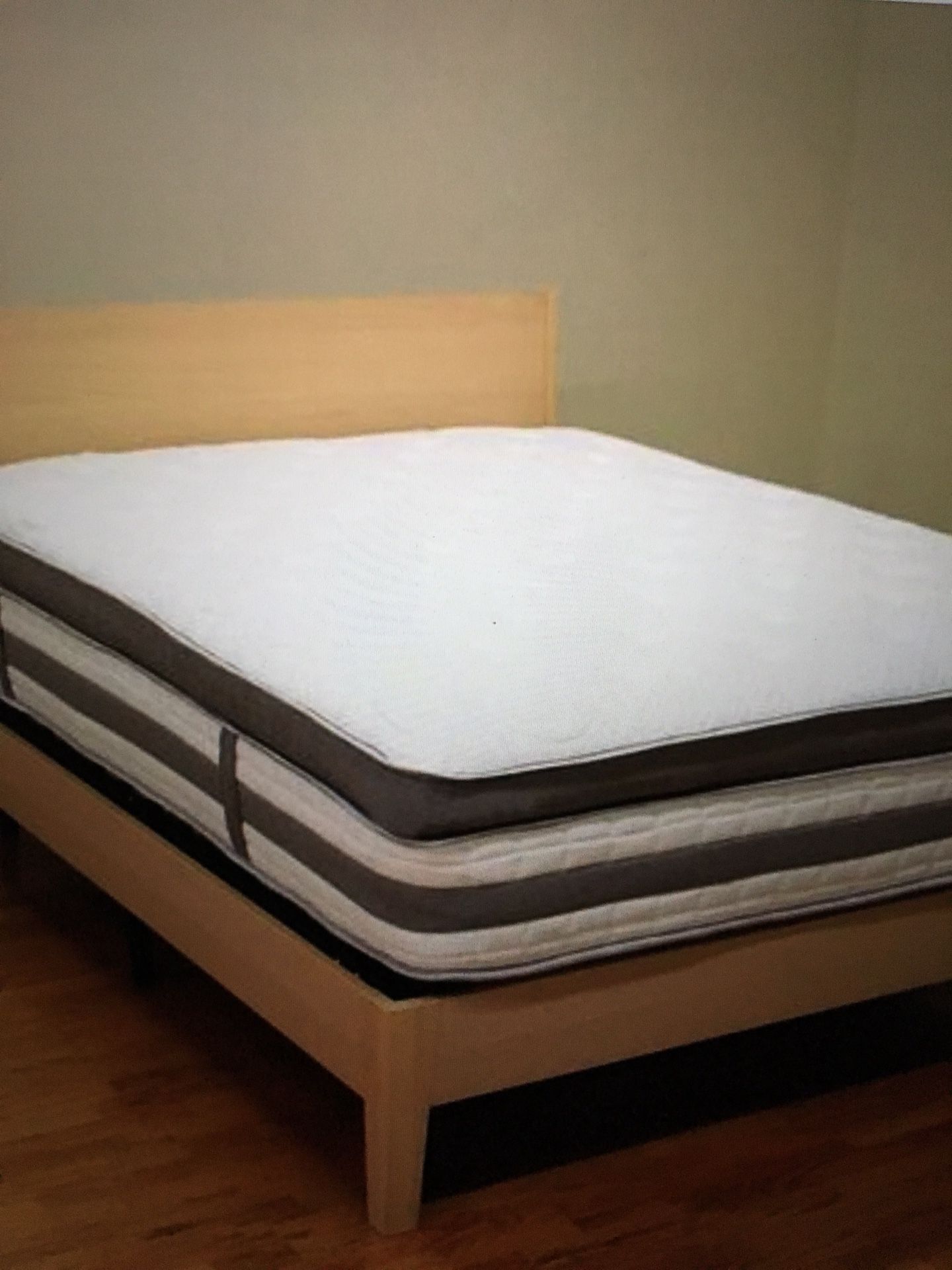 Queen pillow top Simmons beauty rest mattress and box springs. $250