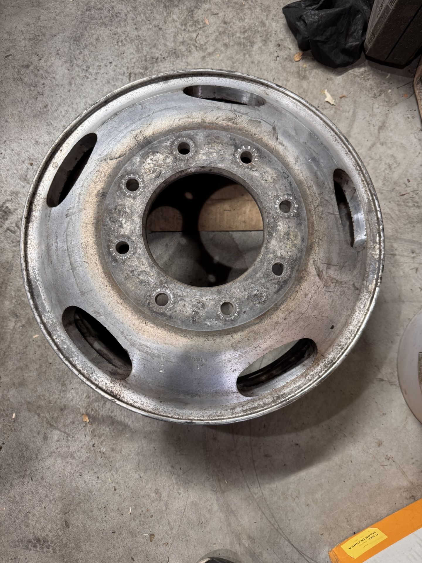 Single (1) 2018 Ford F350 Dually 17” outer rear aluminum wheel 8x200