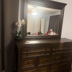 Dresser With Queen Bed Plus Two Nightstands 