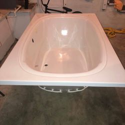 Huge Bathtub With Air Jets And Aromatherapy 