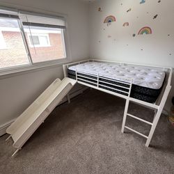Twin loft bed with matters 