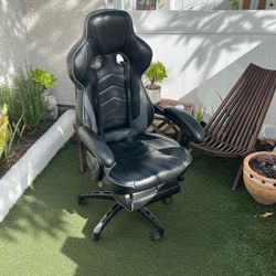 black gaming chair 