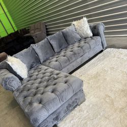 Like New Small Grey Sectional Sofa Couch (DELIVERY AVAILABLE)