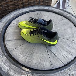Girls Outdoor Nike Soccer Shoes - Size 6-7. 