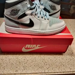 Air Jordan 1 Mid Ice Blue Size 9.5