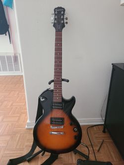Epiphone les Paul With amp headphones , cord guitar , strap , extra strings , string winder and string clipper , perfect starter kit