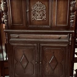 Antique Handcrafted Jacobean/Court Cupboard/Sideboard/Hutch.  Featuring Beautiful Handcrafted Details including Jacobean Bunt Legs.