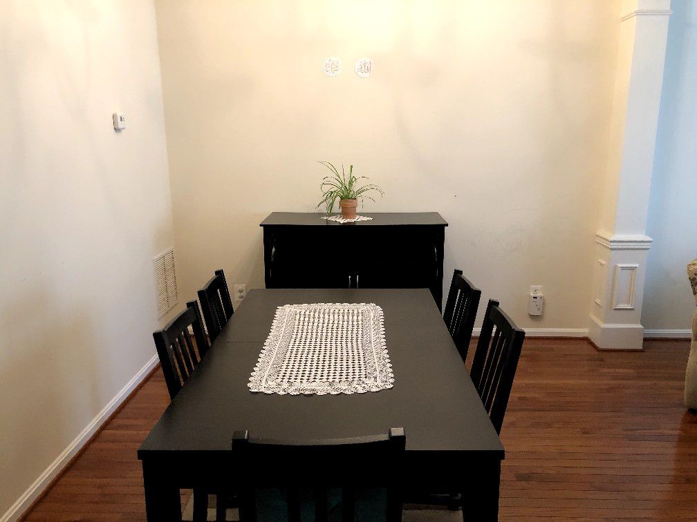 Dining table with 8 chairs (extendable)