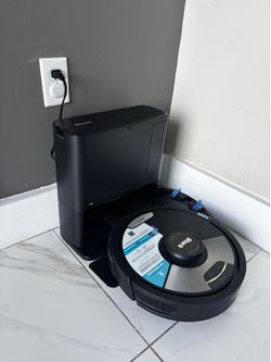 SHARK vacuum robot