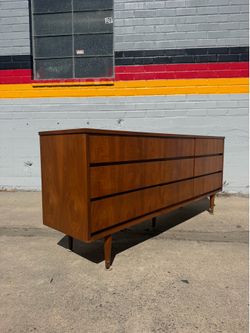 Mid-Century Modern 9-Drawer Walnut Dresser – Sleek Integrated Pulls