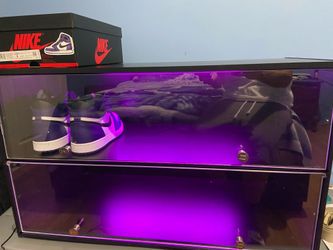 Sneaker display with LEDs