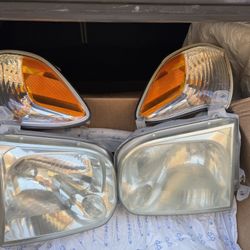 Toyota Tundra 2005 Headlights Set OEM 
