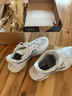 Tennis shoes
