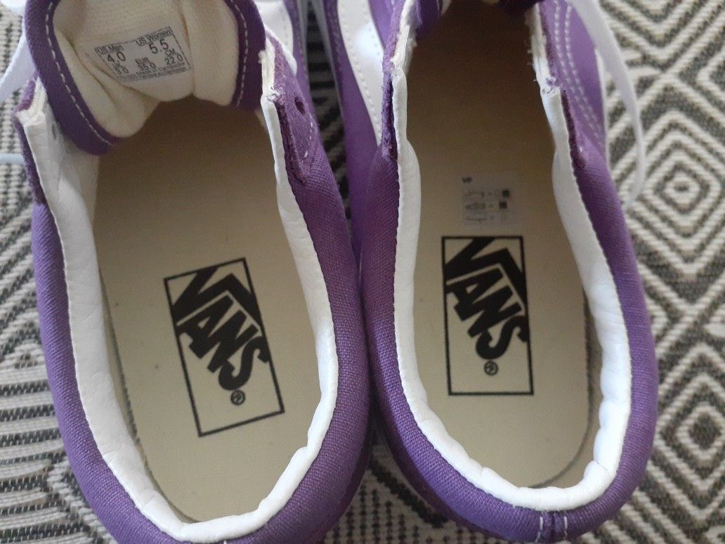 VANS *NEW* Girls Vans (size 4)