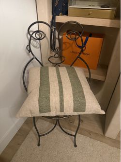 Olive Ateliers face chair with or without pillow