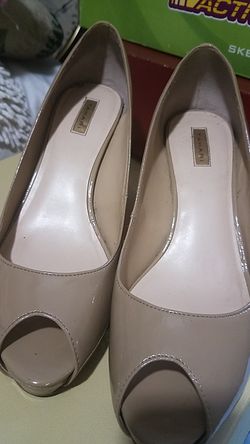 Beautiful Tahari Heels. Please ser pics for size.