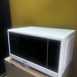 Midea 700-Watt White Microwave 