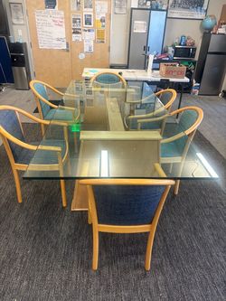 Free glass table