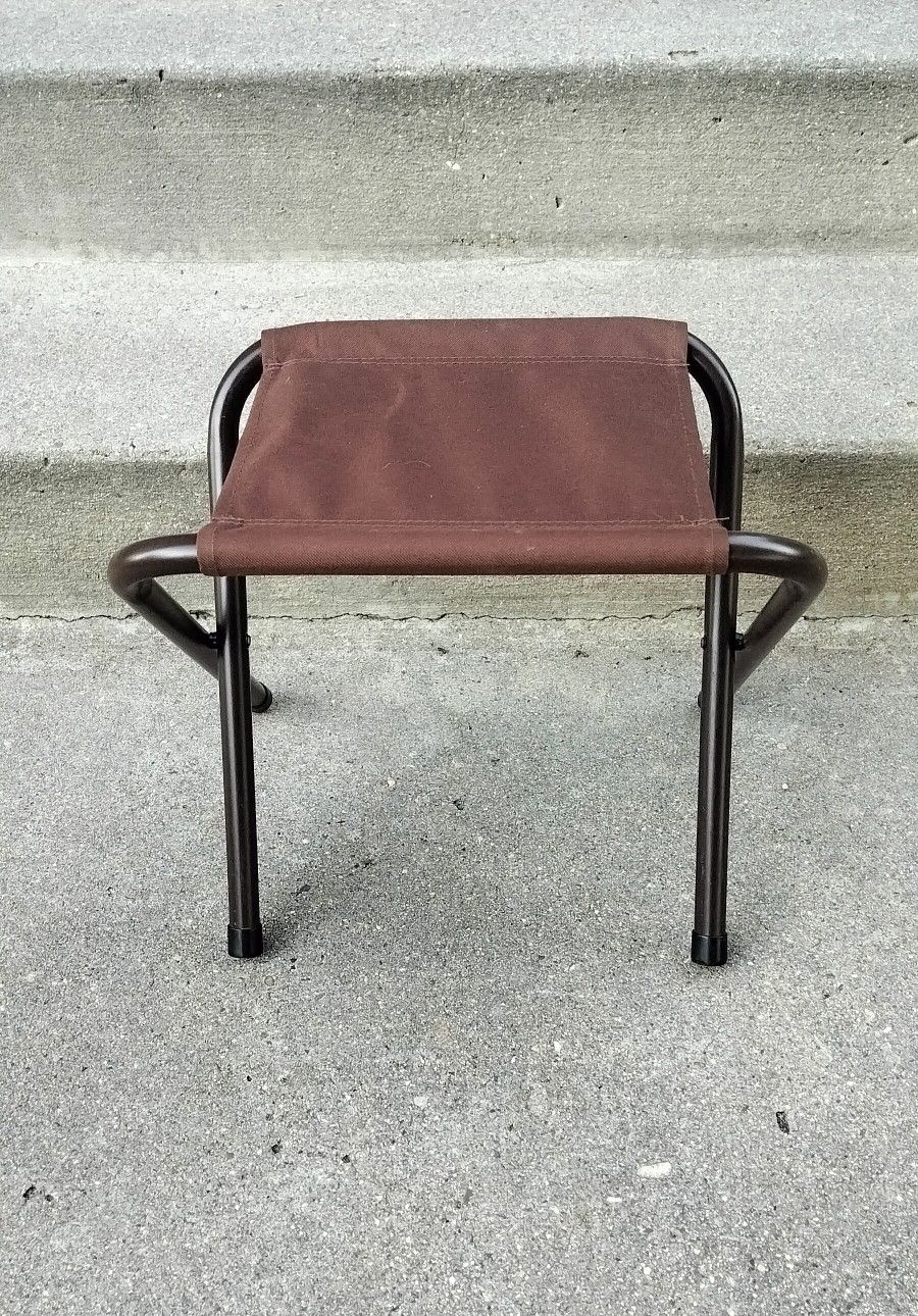 Small foldable seat