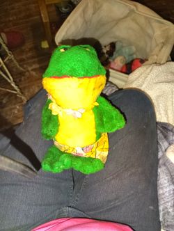 vintage plush frog, likely produced in the 1970s or 1980s by companies such as Nanco or Brechner, often featuring distinctive outfits like a floral sk