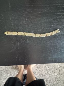 Gold tone bracelet