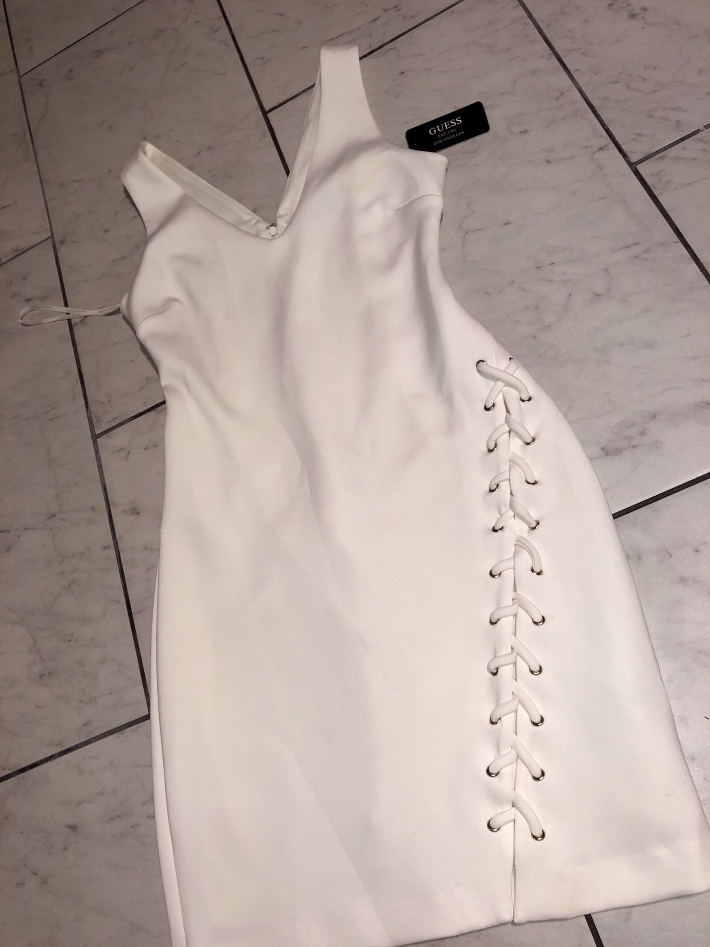 !MUST GO GIVE ME YOUR BEST OFFER! White dress BRAND NEW (GEUSS) size 6