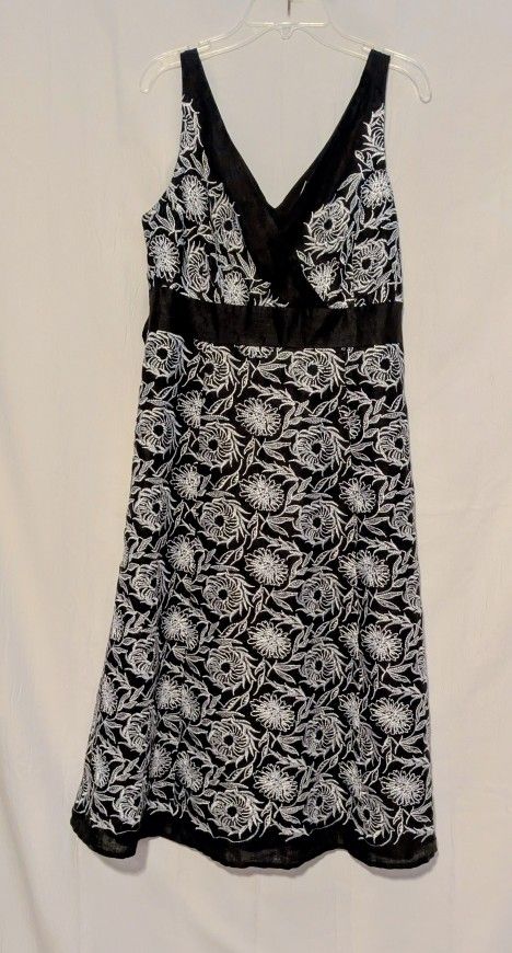 NYGARD Dress Black White Embroidered Floral Print Tie Back Size 8