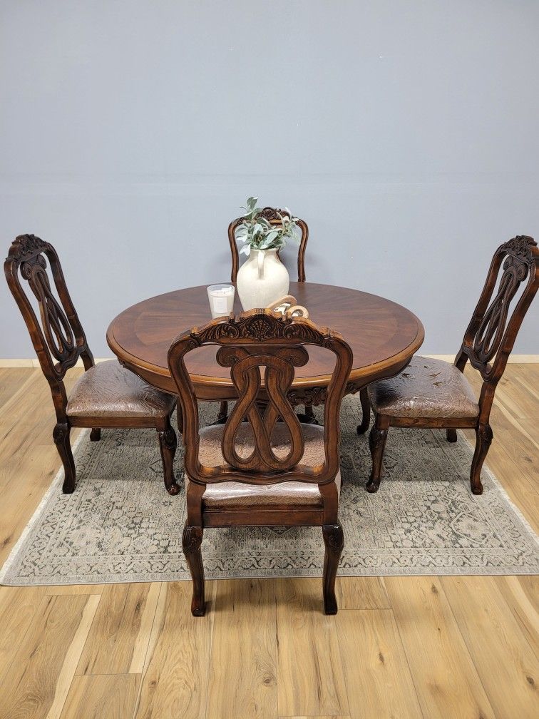 Gorgeous Dining Set With 6 Chairs 